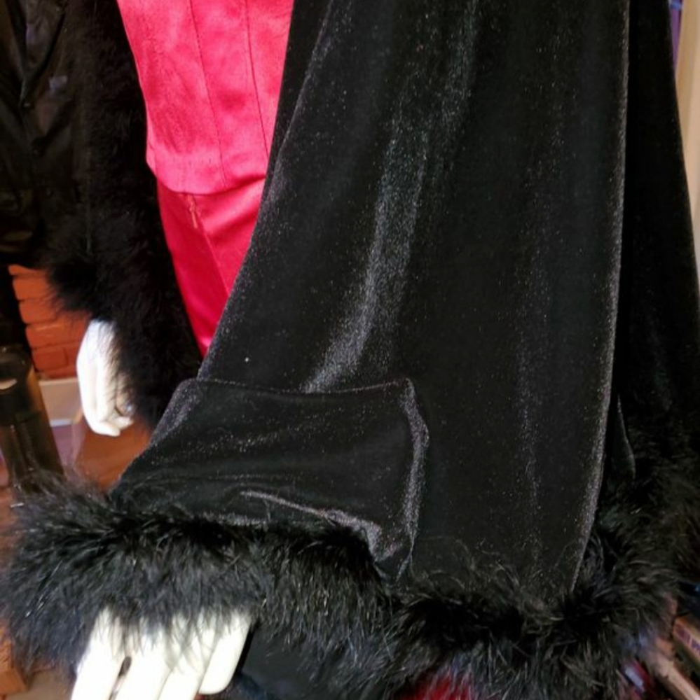 🖤Black Velvet Cape with Marabou feathers 🖤 - Picture 4 of 16